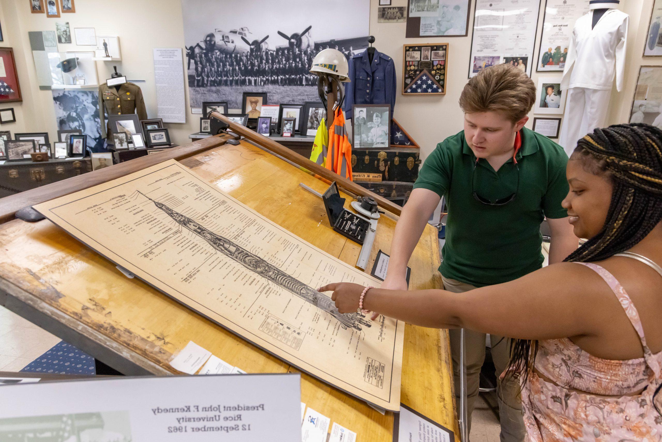 两个学生在卡普斯档案馆和博物馆看历史文物.